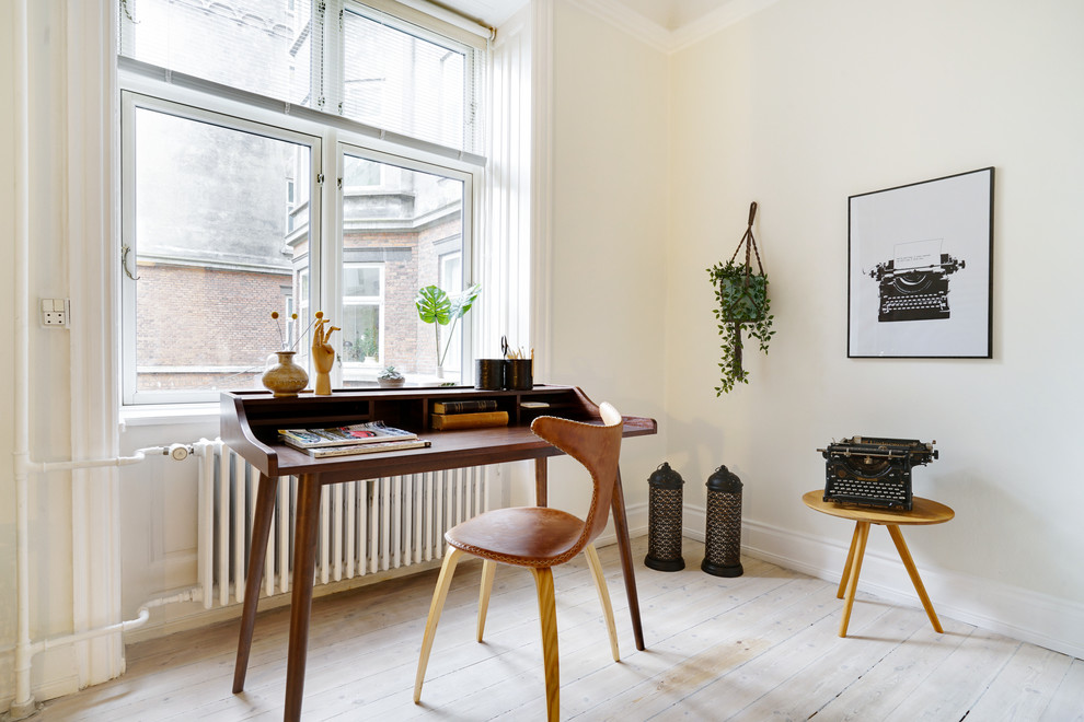 Ispirazione per uno studio scandinavo di medie dimensioni con scrivania autoportante, pareti bianche e pavimento beige