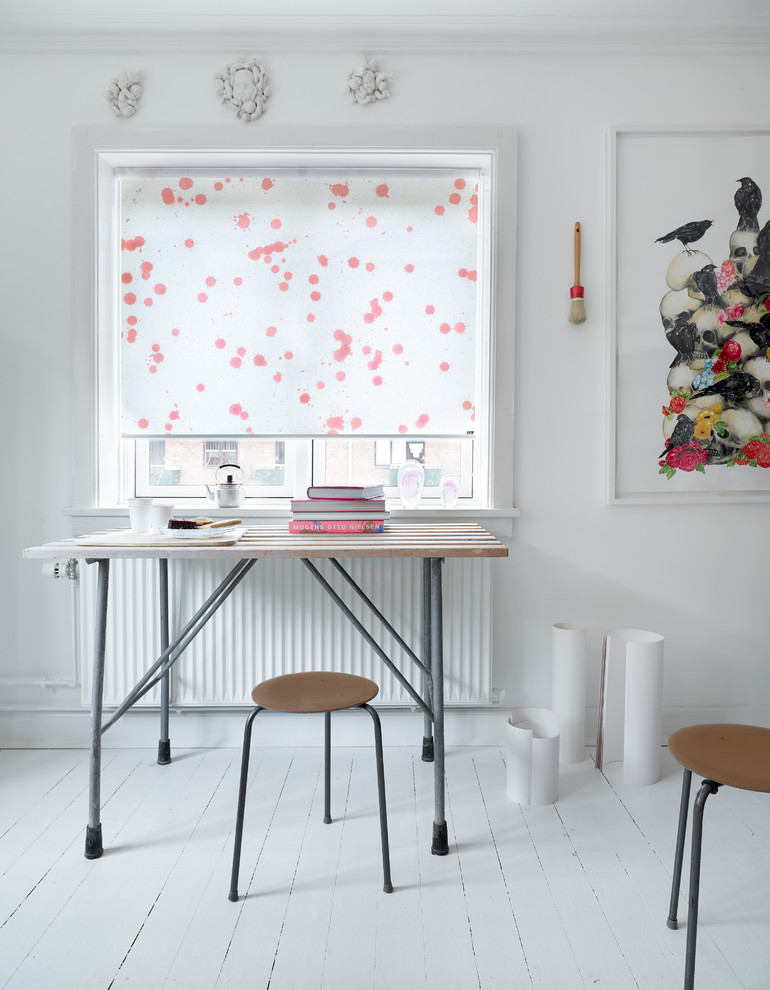 Mittelgroßes Skandinavisches Arbeitszimmer ohne Kamin mit Studio, weißer Wandfarbe, gebeiztem Holzboden und freistehendem Schreibtisch in Kopenhagen