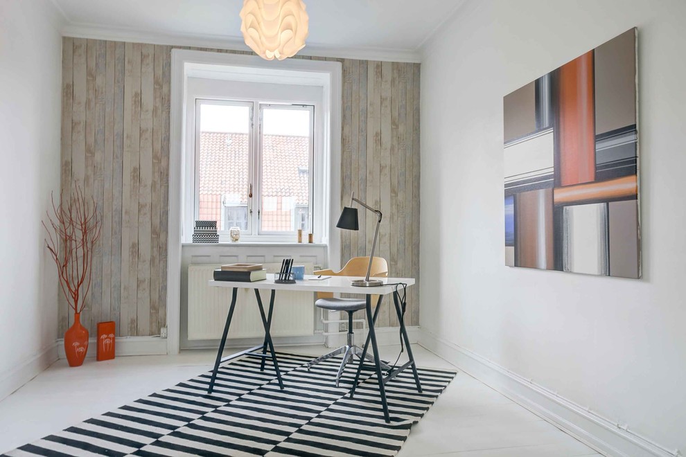 Foto på ett mellanstort skandinaviskt arbetsrum, med vita väggar, målat trägolv och vitt golv
