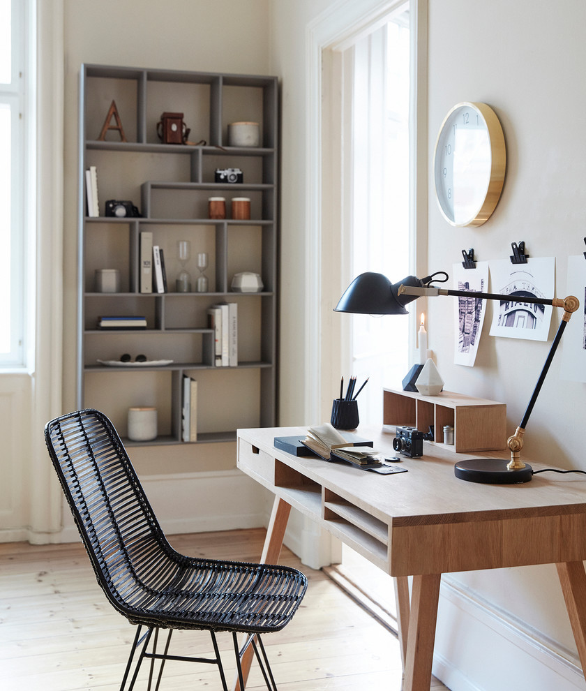 Идея дизайна: кабинет среднего размера в скандинавском стиле с бежевыми стенами, светлым паркетным полом и отдельно стоящим рабочим столом без камина