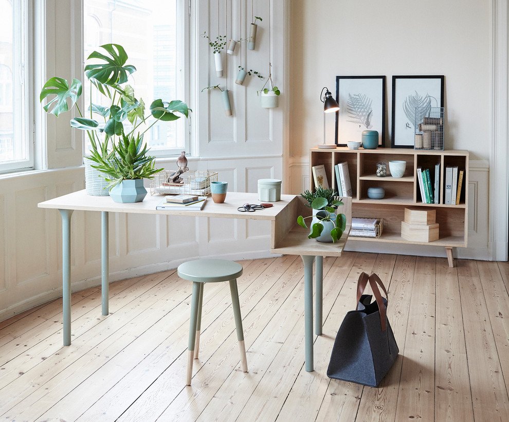 Стильный дизайн: домашняя мастерская в скандинавском стиле с отдельно стоящим рабочим столом - последний тренд