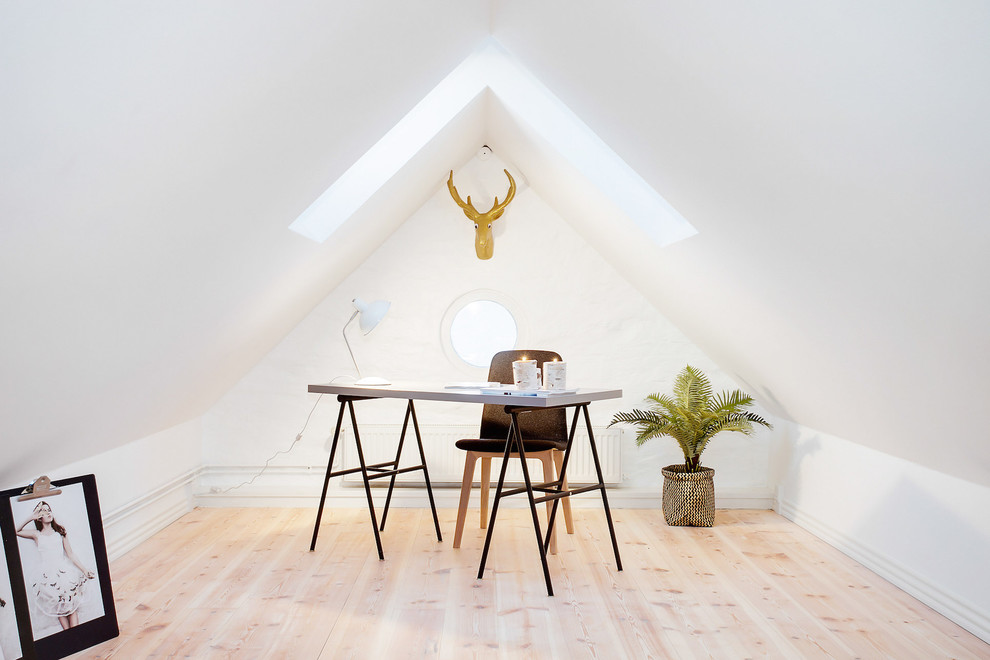 Idée de décoration pour un bureau nordique avec un mur blanc, parquet clair, aucune cheminée et un bureau indépendant.