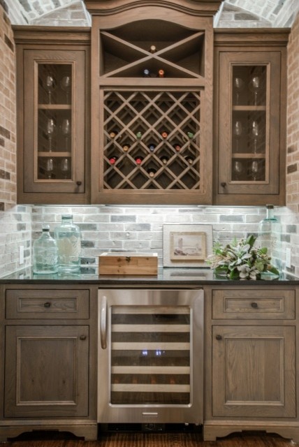 Inspiration for a small timeless home bar remodel in Dallas