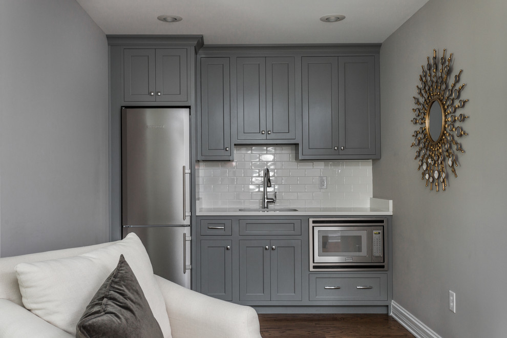 Mittelgroße Klassische Hausbar mit Küchenrückwand in Weiß, Rückwand aus Metrofliesen, dunklem Holzboden und Einbauwaschbecken in Indianapolis
