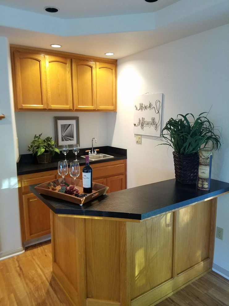 Example of a home bar design in San Diego