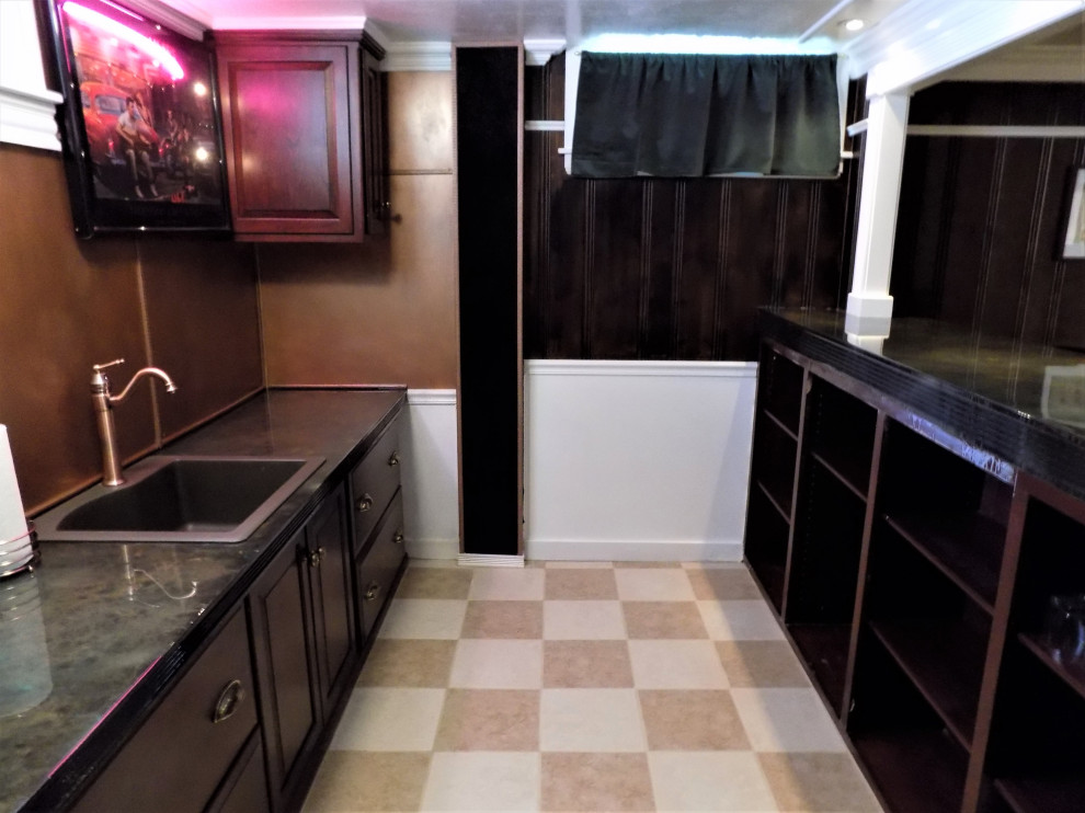 Foto di un angolo bar con lavandino chic con lavello da incasso, ante in legno bruno, pavimento in laminato e pavimento marrone