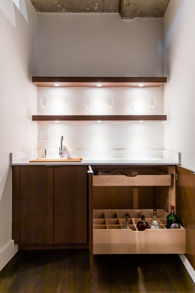 Esempio di un piccolo angolo bar minimalista con nessun lavello, ante lisce, ante in legno bruno, top in marmo e parquet scuro