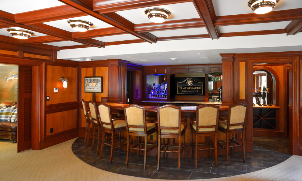 ワシントンD.C.にあるトラディショナルスタイルのおしゃれな着席型バー (カーペット敷き、コの字型、濃色木目調キャビネット、ミラータイルのキッチンパネル、グレーの床) の写真