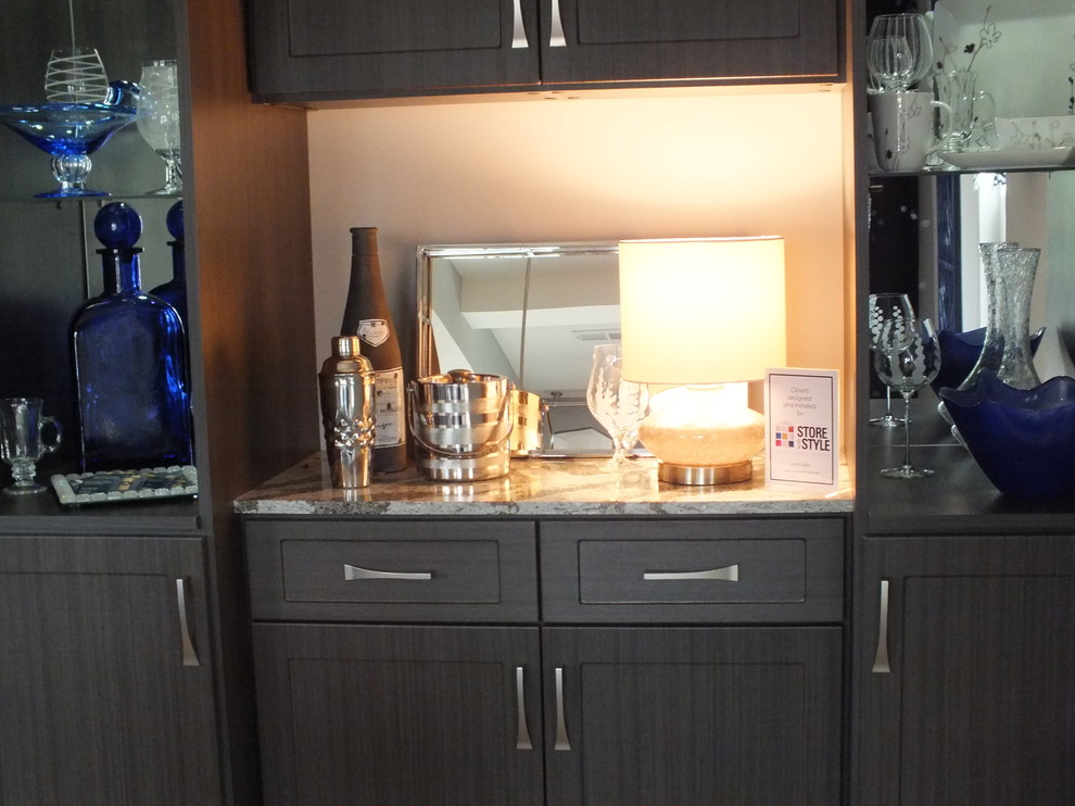 Foto de bar en casa actual pequeño con armarios estilo shaker, puertas de armario grises, encimera de cuarcita y salpicadero con efecto espejo