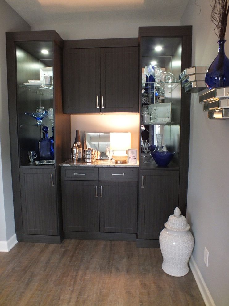 Ejemplo de bar en casa contemporáneo pequeño con armarios estilo shaker, puertas de armario grises, encimera de cuarcita y salpicadero con efecto espejo