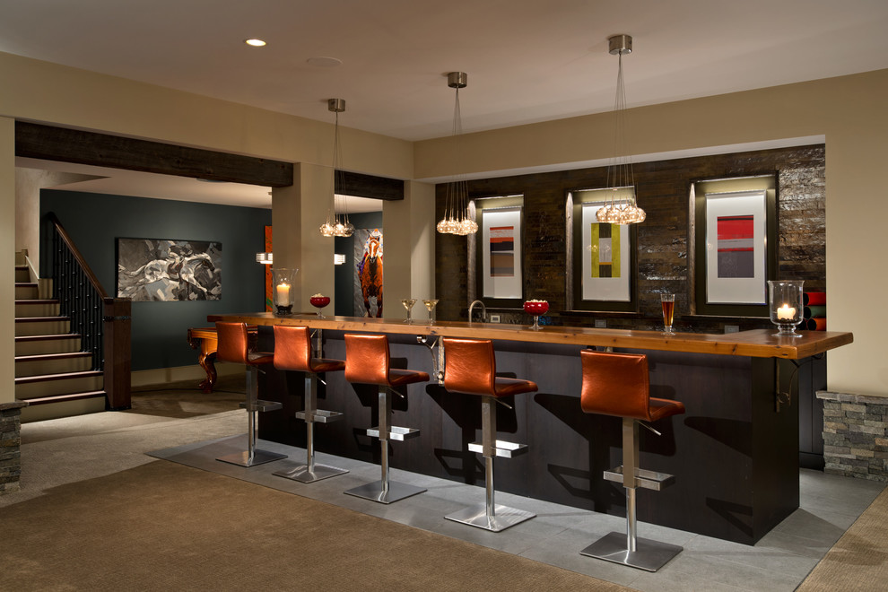 На фото: параллельный домашний бар в стиле рустика с барной стойкой, деревянной столешницей и коричневой столешницей с