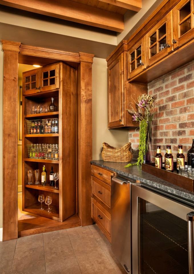 Idée de décoration pour un grand bar de salon parallèle chalet en bois brun avec des tabourets, un placard avec porte à panneau encastré, un plan de travail en granite et une crédence multicolore.