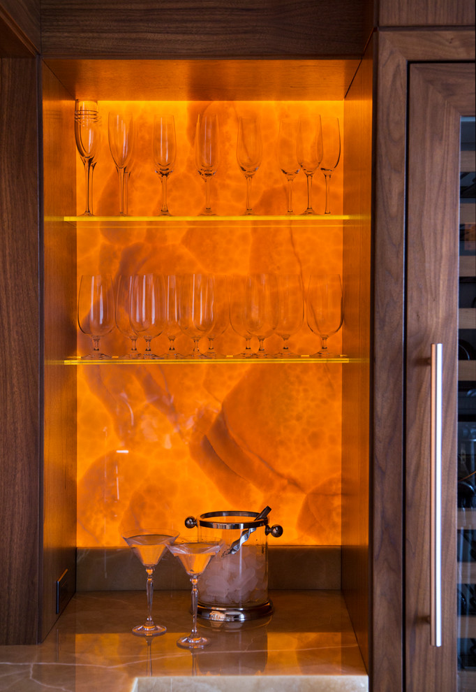 Diseño de bar en casa con fregadero de galera con fregadero bajoencimera, encimera de ónix y salpicadero de losas de piedra