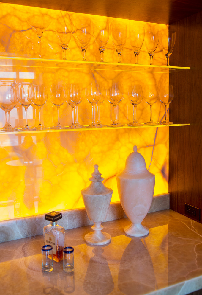 Esempio di un angolo bar con lavandino con lavello sottopiano, top in onice e paraspruzzi in lastra di pietra