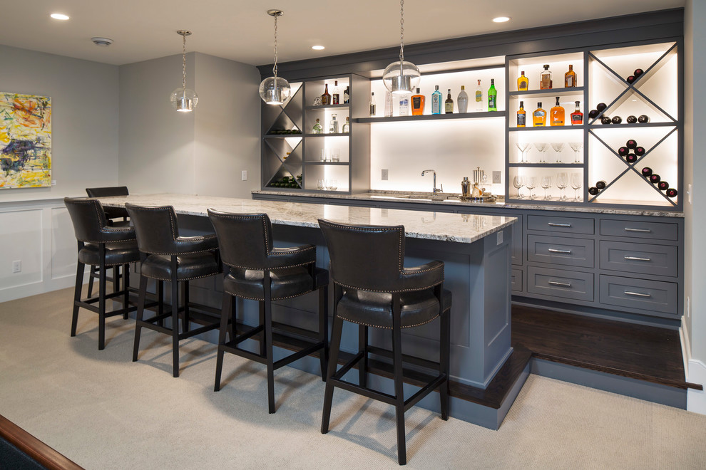Imagen de bar en casa con barra de bar clásico con armarios abiertos y puertas de armario grises