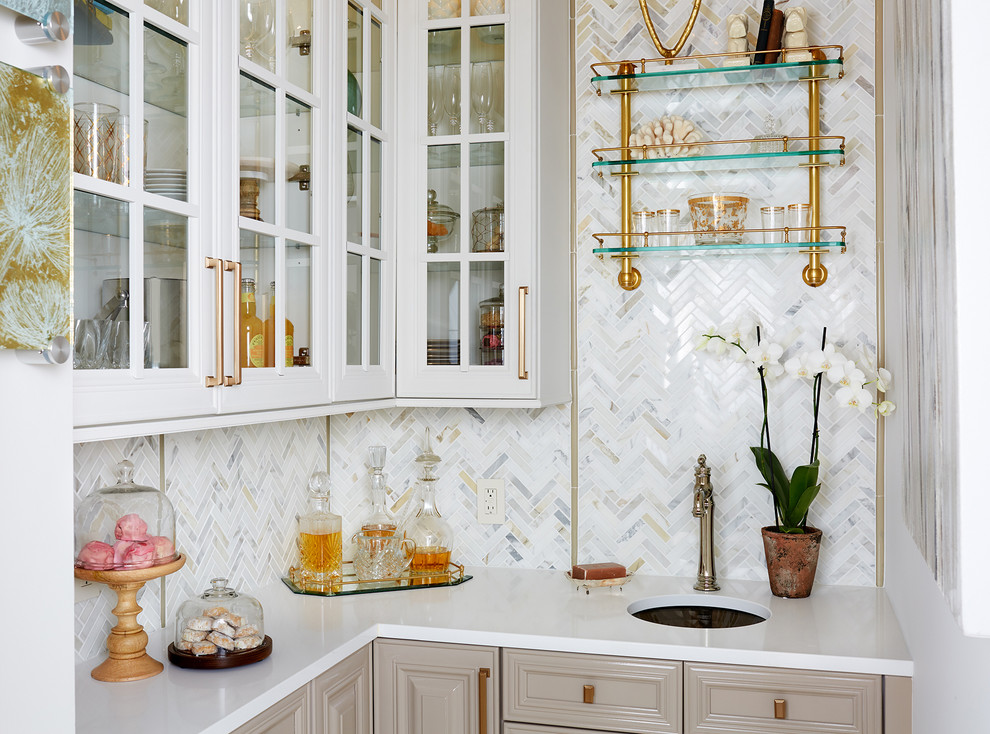 Kleine Klassische Hausbar in L-Form mit Küchenrückwand in Grau in Washington, D.C.
