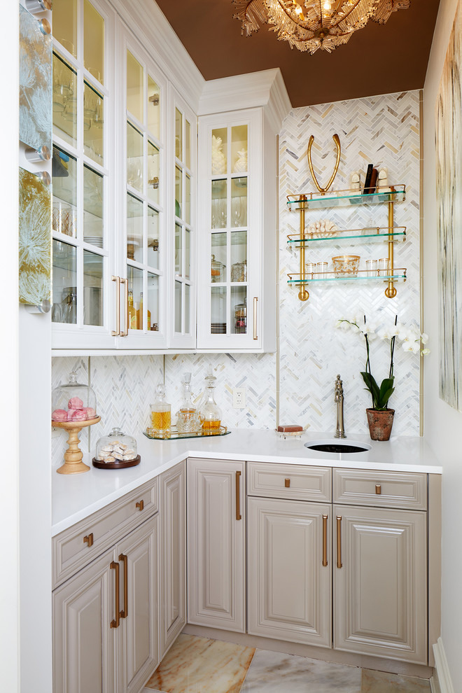 Bild på en liten vintage vita l-formad vitt hemmabar med vask, med grått stänkskydd, en undermonterad diskho, luckor med upphöjd panel och beige skåp