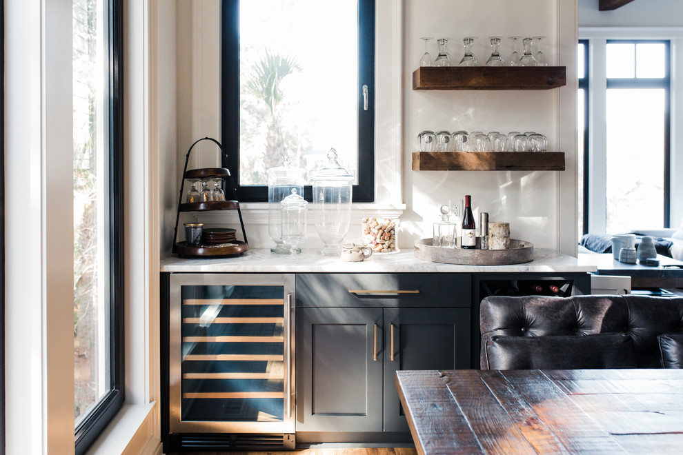 Idee per un piccolo angolo bar con lavandino contemporaneo con ante in stile shaker, ante grigie, pavimento marrone e top bianco