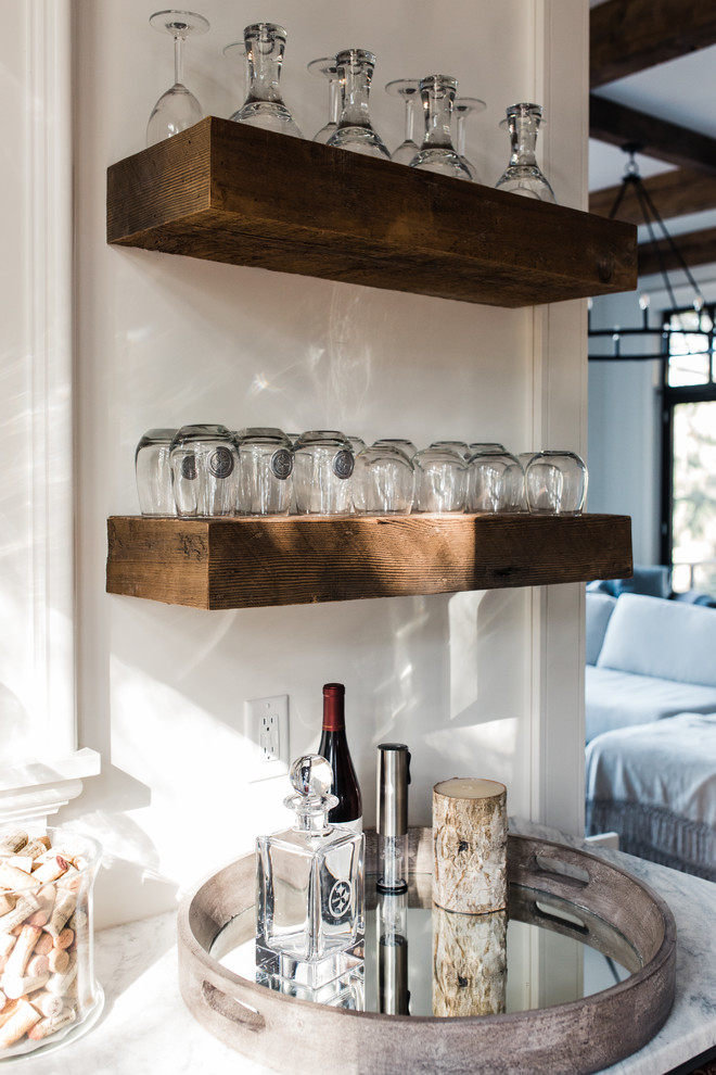 Immagine di un angolo bar con lavandino minimal con ante in stile shaker, ante grigie, pavimento marrone e top bianco