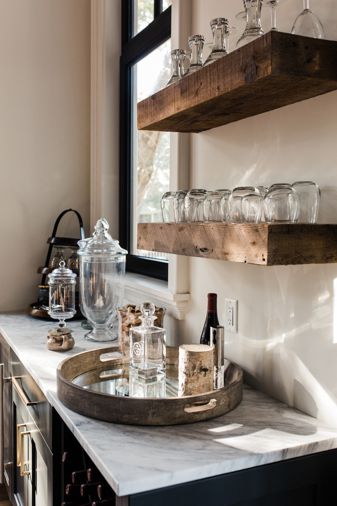 Esempio di un angolo bar con lavandino contemporaneo con ante in stile shaker, ante grigie, pavimento marrone e top bianco