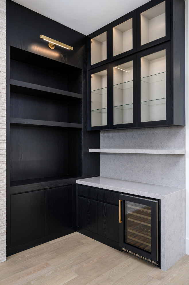 Aménagement d'un petit bar de salon sans évier linéaire moderne avec un placard à porte plane, des portes de placard noires, un plan de travail en quartz modifié et une crédence en quartz modifié.