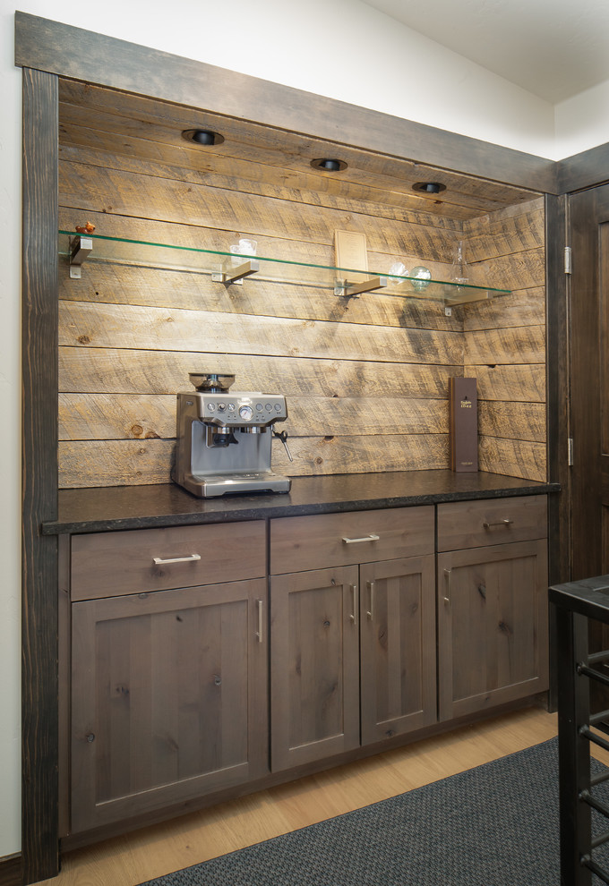 Einzeilige, Kleine Moderne Hausbar mit Schrankfronten im Shaker-Stil und hellbraunen Holzschränken in Denver