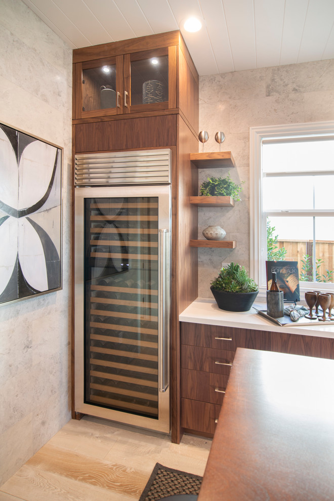 Foto de bar en casa lineal actual con armarios con paneles lisos y puertas de armario de madera oscura