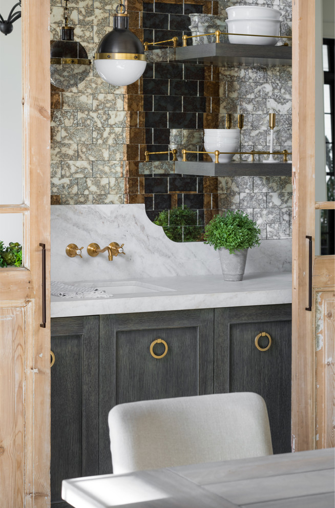 Bild på en mellanstor lantlig vita linjär vitt hemmabar med vask, med en undermonterad diskho, skåp i shakerstil, grå skåp, marmorbänkskiva, flerfärgad stänkskydd, spegel som stänkskydd och ljust trägolv