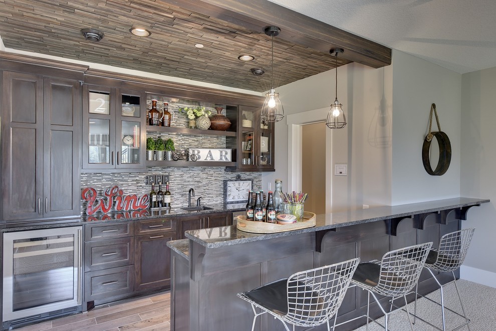 Exemple d'un bar de salon avec évier chic en bois foncé avec un plan de travail en granite, une crédence multicolore, un évier encastré, un sol en carrelage de céramique, un sol gris et une crédence en carreau briquette.
