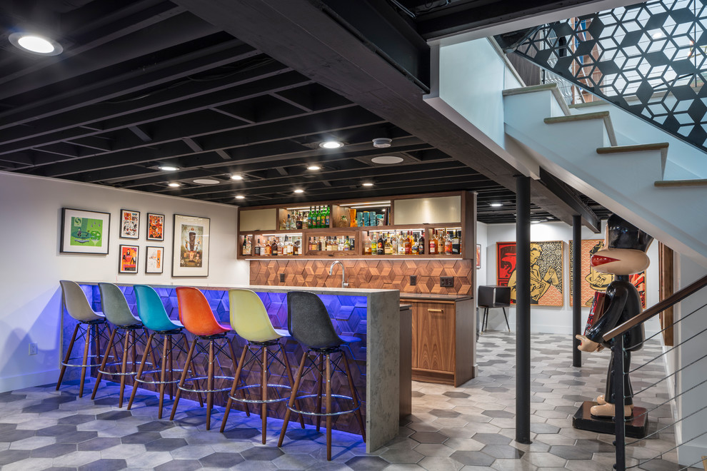 Retro breakfast bar in Kansas City with dark wood cabinets, brown splashback, wood splashback and multi-coloured floors.