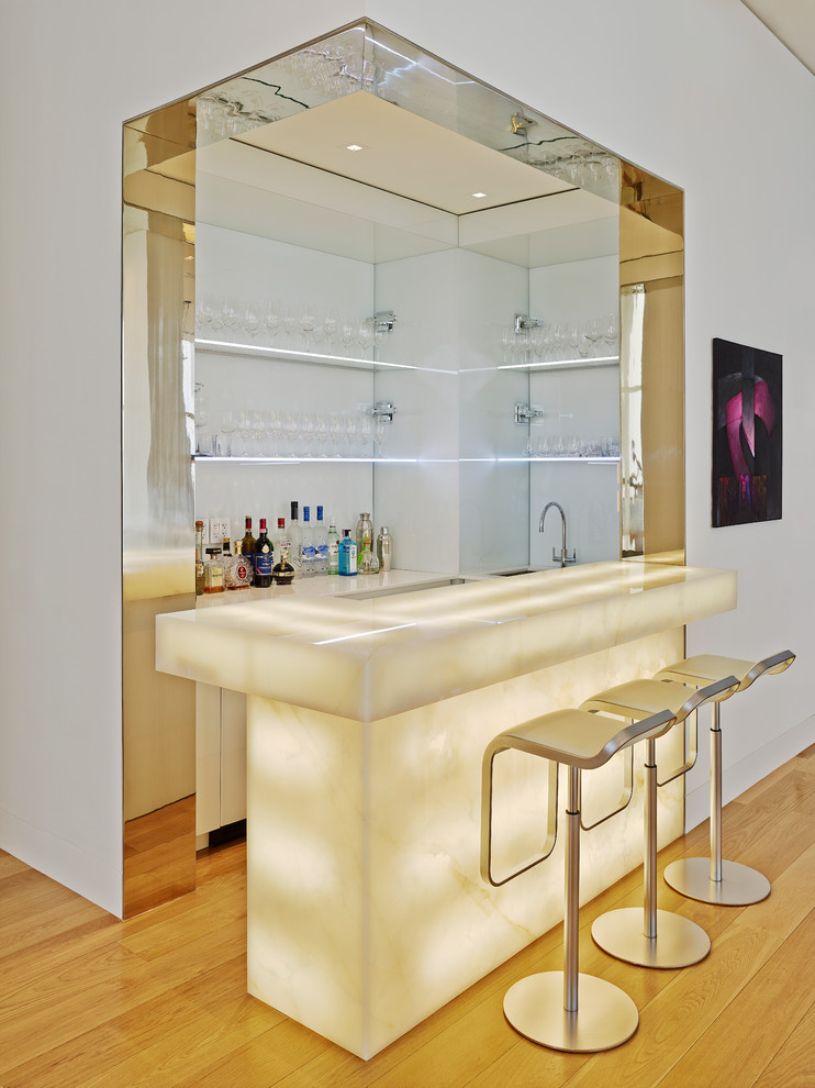 Modelo de bar en casa con barra de bar en U contemporáneo pequeño con fregadero bajoencimera y suelo de madera en tonos medios