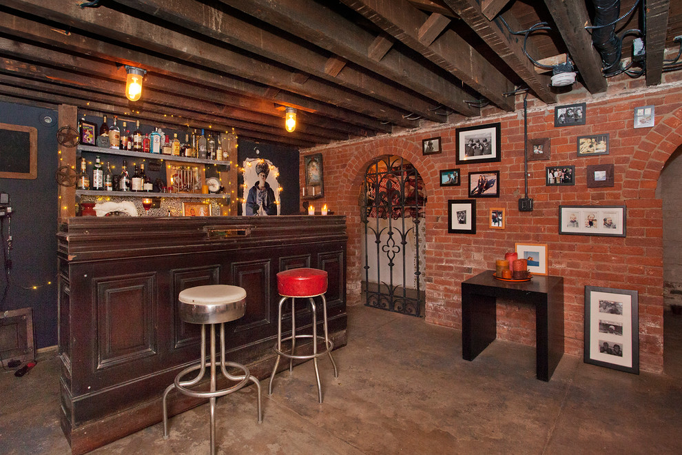Réalisation d'un bar de salon bohème en bois foncé de taille moyenne avec des tabourets.