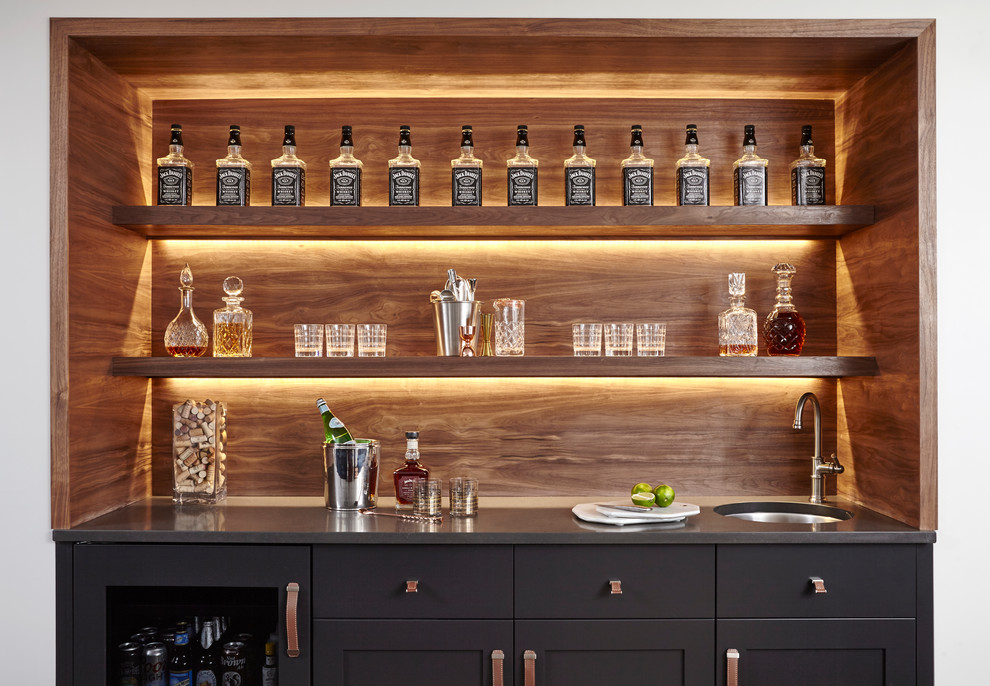 Ejemplo de bar en casa con fregadero lineal tradicional renovado con fregadero bajoencimera, salpicadero de madera y armarios estilo shaker