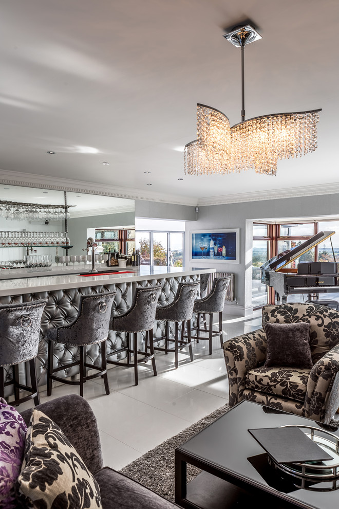 Стильный дизайн: домашний бар в современном стиле с барной стойкой и белым полом - последний тренд