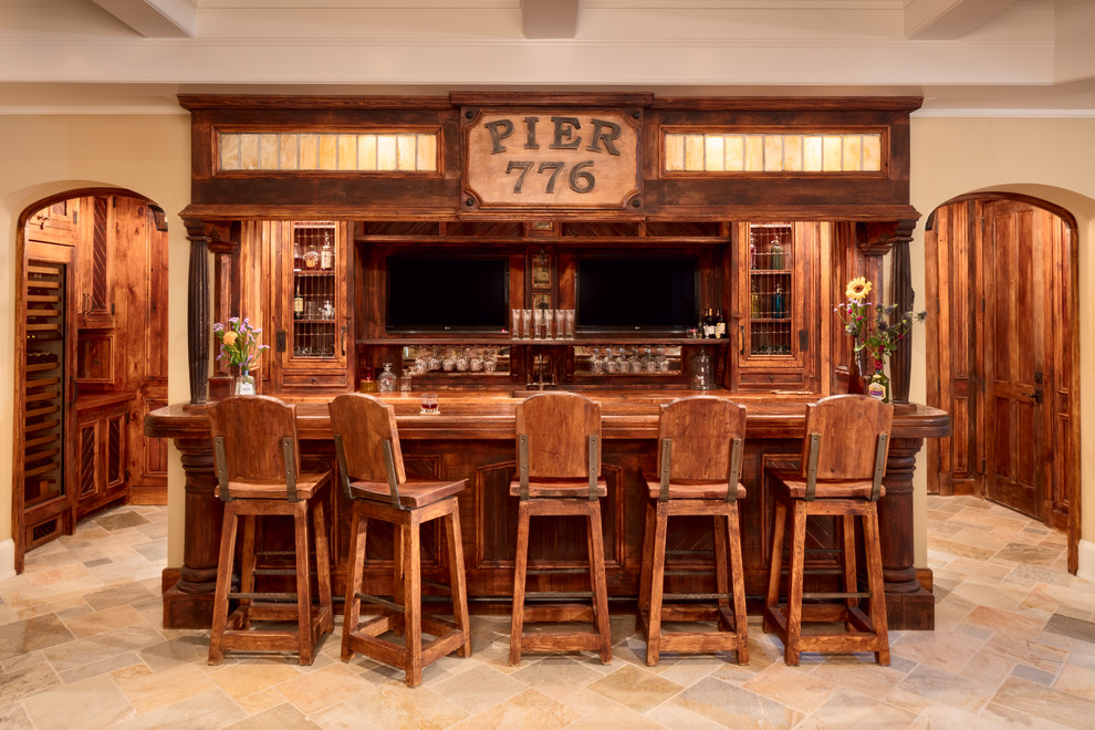 Cette photo montre un bar de salon linéaire bord de mer en bois foncé de taille moyenne avec un sol en ardoise, un sol beige et un plan de travail en bois.