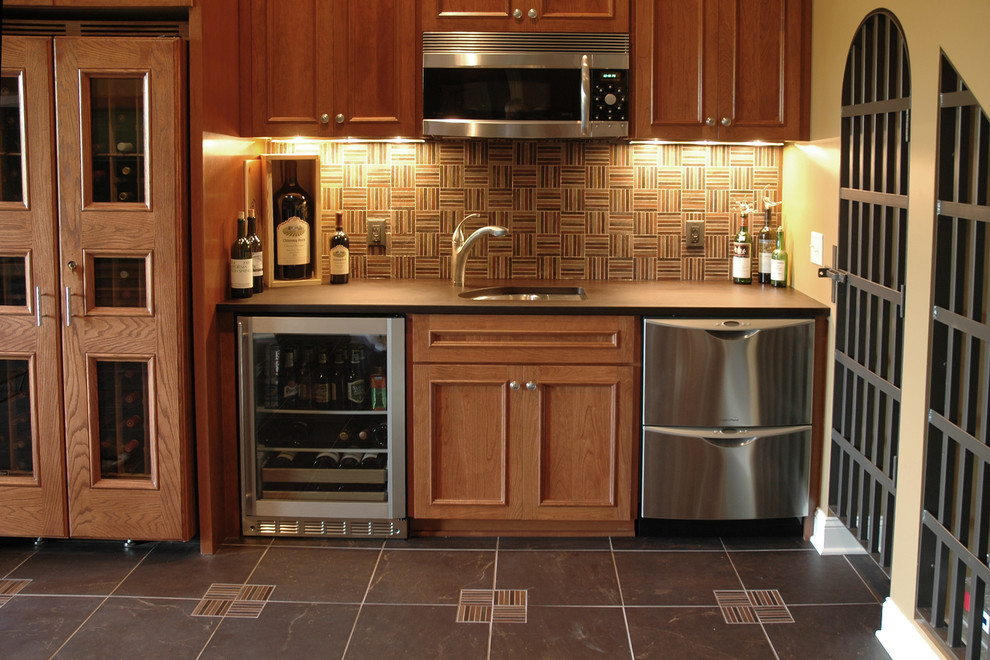 Bild på en stor amerikansk parallell hemmabar med vask, med en undermonterad diskho, skåp i mörkt trä, laminatbänkskiva, brunt stänkskydd, stänkskydd i keramik, klinkergolv i keramik och brunt golv