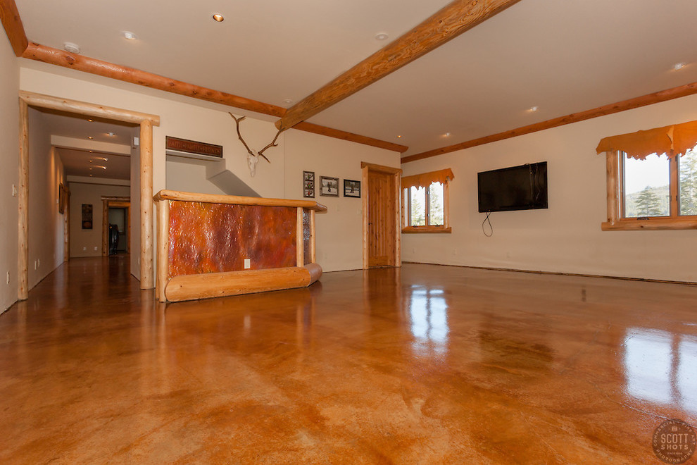 Foto di un angolo bar con ante marroni, top in legno, pavimento in cemento e pavimento marrone