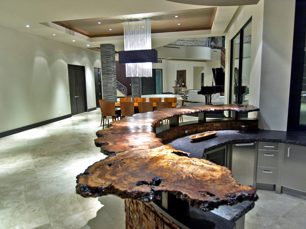 Imagen de bar en casa actual de tamaño medio con encimera de madera, suelo de baldosas de cerámica y suelo gris