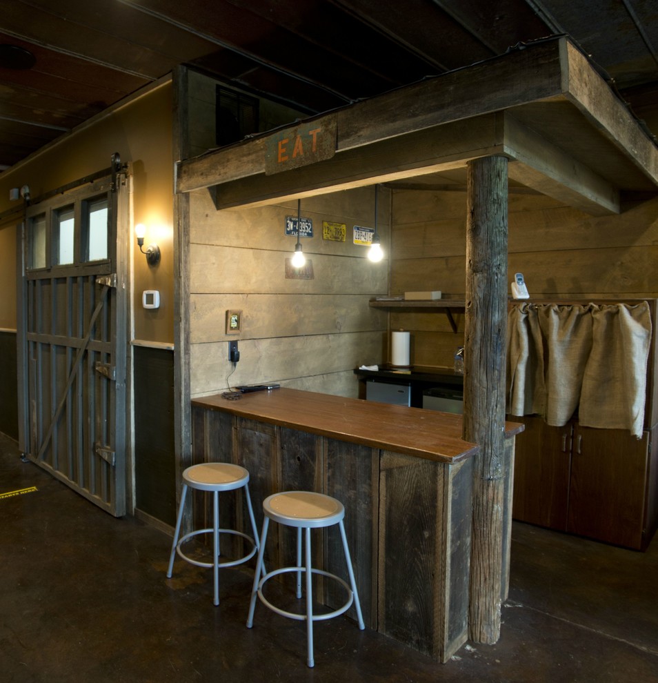This is an example of a rustic home bar in Atlanta.
