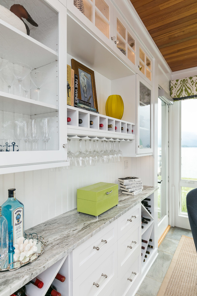 Diseño de bar en casa con fregadero lineal costero de tamaño medio sin pila con armarios estilo shaker, puertas de armario blancas, salpicadero blanco y encimera de granito