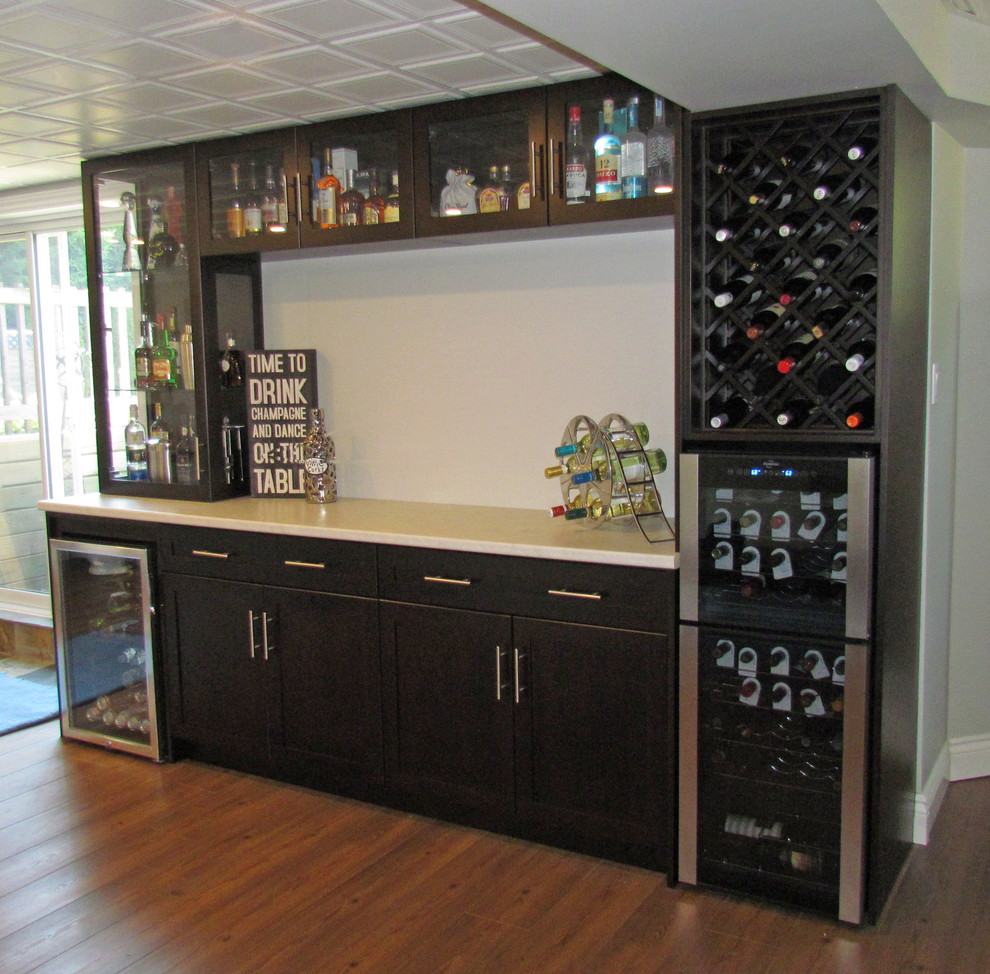 Diseño de bar en casa lineal moderno con puertas de armario de madera en tonos medios y encimera de laminado