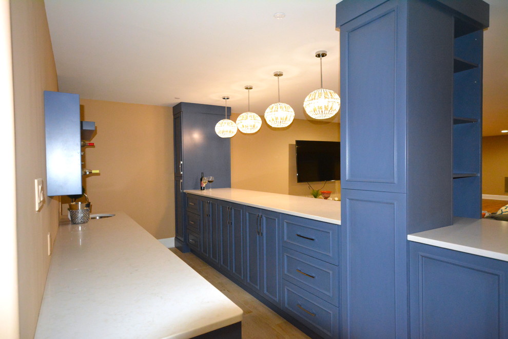 Diseño de bar en casa con fregadero de galera actual de tamaño medio con armarios estilo shaker y puertas de armario azules