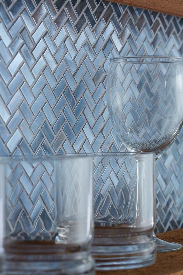 Esempio di un angolo bar minimal con paraspruzzi blu e paraspruzzi con piastrelle di vetro