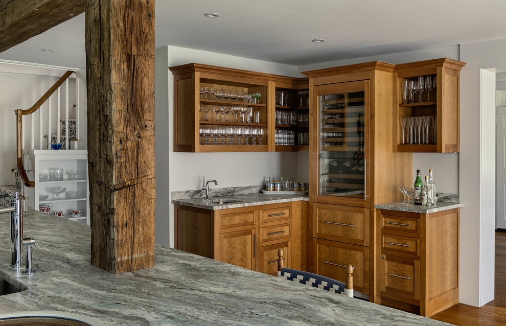 Foto på en stor eklektisk l-formad hemmabar med vask, med öppna hyllor, skåp i mellenmörkt trä, granitbänkskiva, en undermonterad diskho, mellanmörkt trägolv och brunt golv