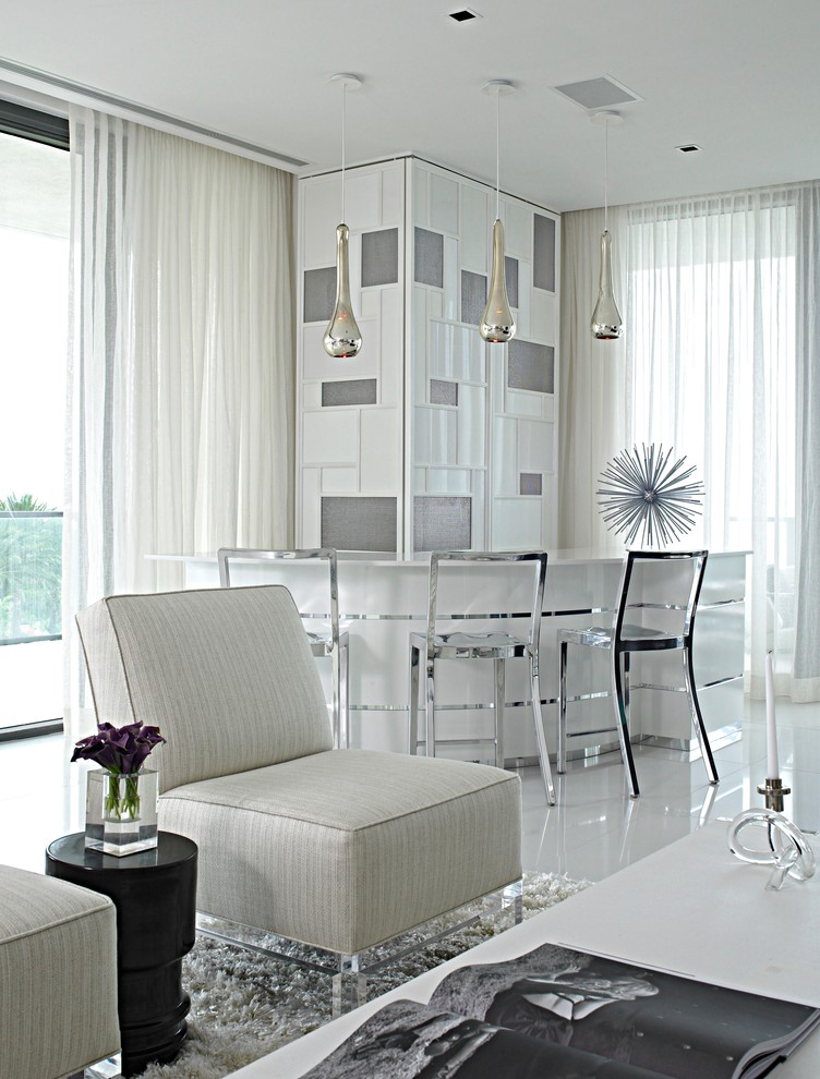 Große Moderne Hausbar in L-Form mit Bartheke und Betonboden in Miami