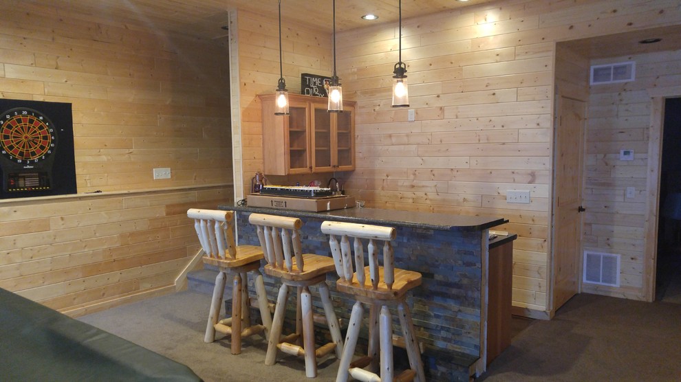 Idee per un bancone bar stile rurale di medie dimensioni con ante in legno chiaro, top piastrellato, pavimento in vinile e ante di vetro