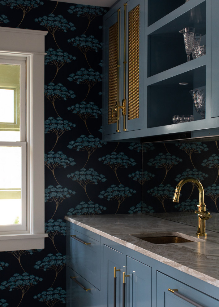Immagine di un piccolo angolo bar con lavandino tradizionale con lavello sottopiano, ante in stile shaker, ante blu, paraspruzzi a specchio, pavimento in gres porcellanato, pavimento grigio e top bianco