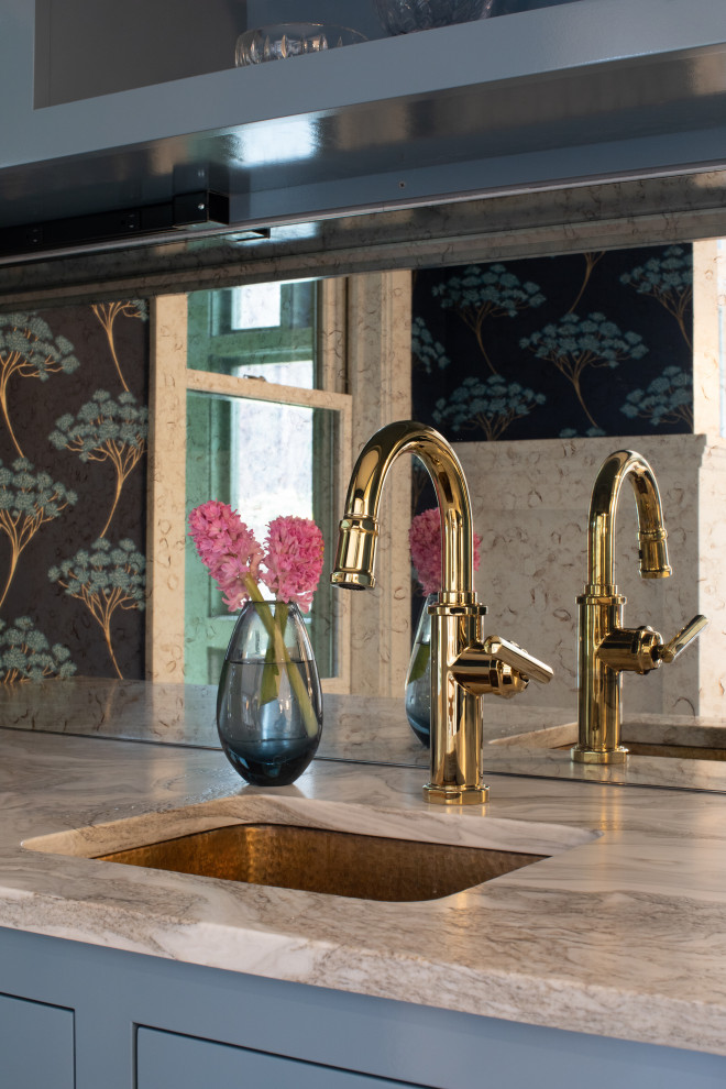 Esempio di un piccolo angolo bar con lavandino tradizionale con lavello sottopiano, ante in stile shaker, ante blu, paraspruzzi a specchio, pavimento in gres porcellanato, pavimento grigio e top bianco