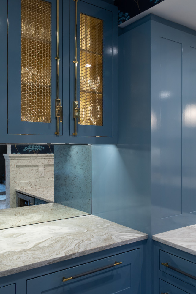 Idee per un piccolo angolo bar con lavandino chic con lavello sottopiano, ante in stile shaker, ante blu, paraspruzzi a specchio, pavimento in gres porcellanato, pavimento grigio e top bianco