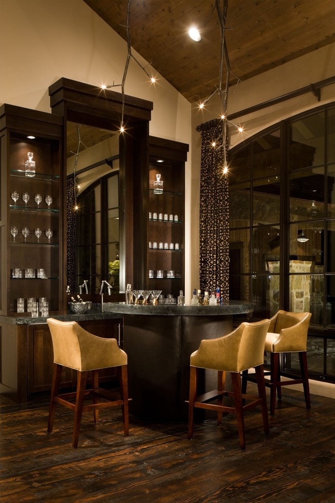 Idee per un bancone bar moderno di medie dimensioni con ante in stile shaker, ante in legno bruno, top in saponaria e parquet scuro